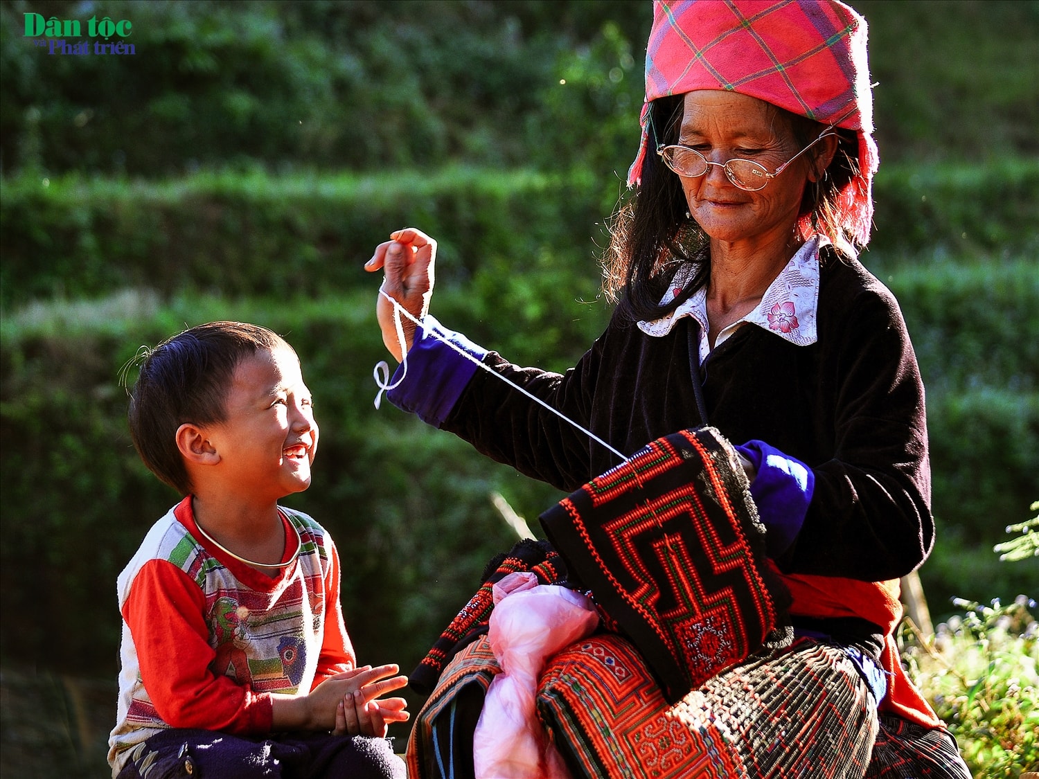 Mỗi sản phẩm thổ cẩm ra đời là sự trao truyền, tiếp nối, là hạnh phúc giản đơn…