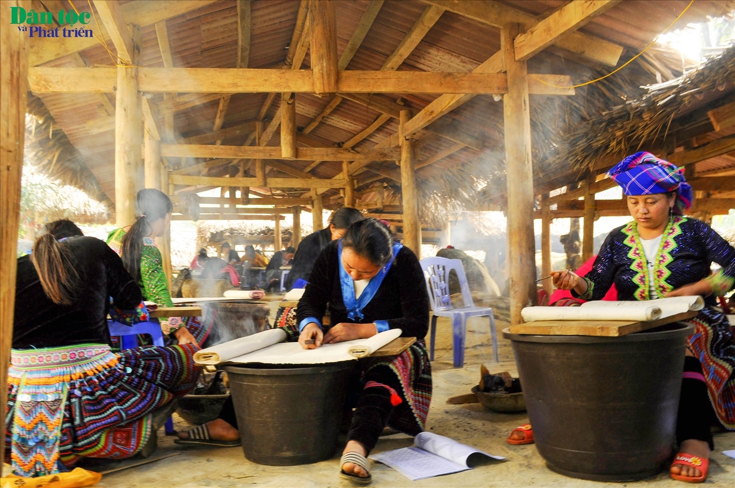 Sau khi lanh dệt thành tấm, người Mông dùng kỹ thuật vô cùng độc đáo để tạo hoa văn, họa tiết cho vải đó là vẽ sáp ong