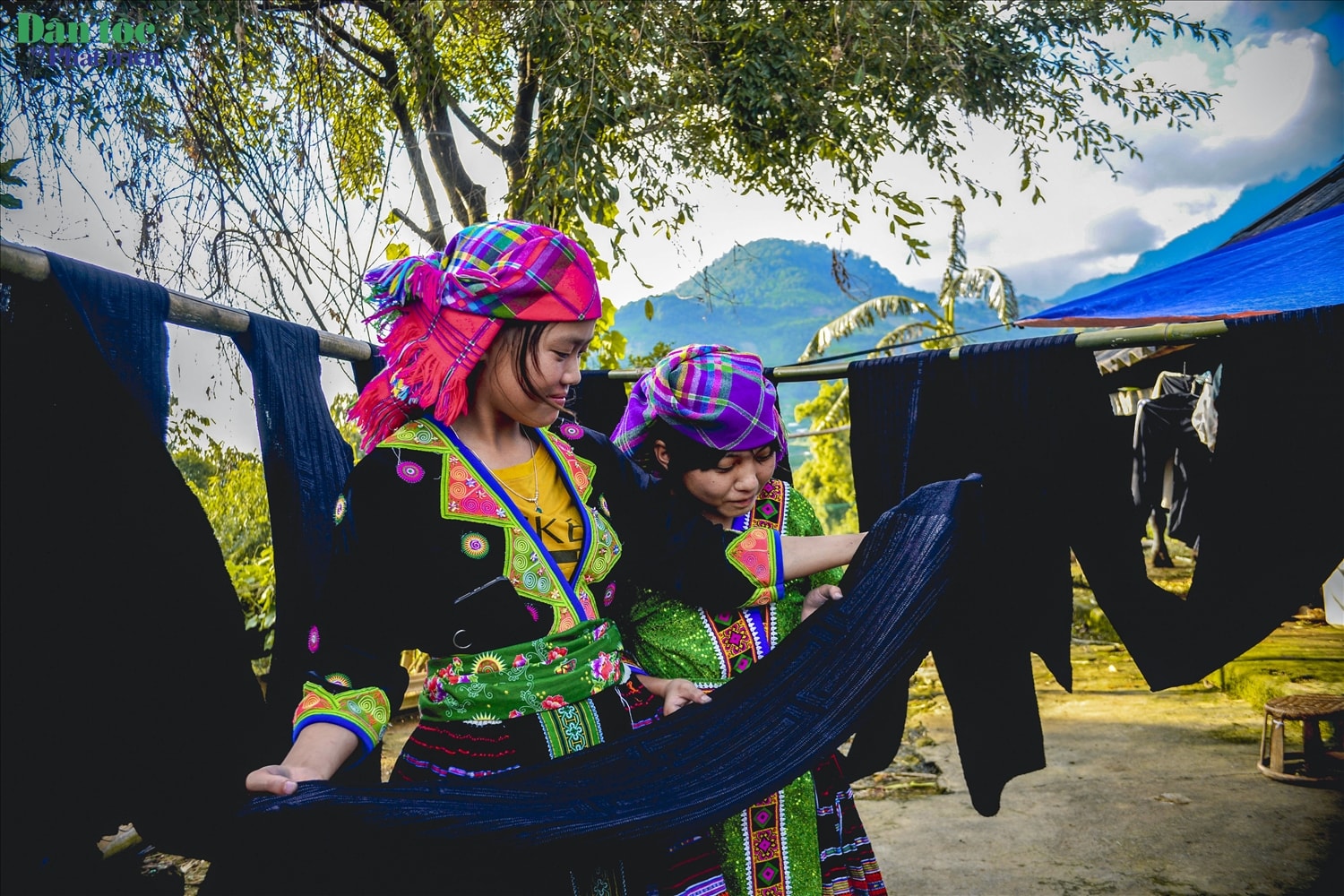 Để ra được màu chàm đậm, không dễ bạc màu, miếng vải sẽ được nhuộm nhiều lần. Quy trình nhuộm này có thể kéo dài đến hàng tháng trời. Thường thì đồng bào người Mông sẽ nhuộm chàm vào những ngày nhiều nắng