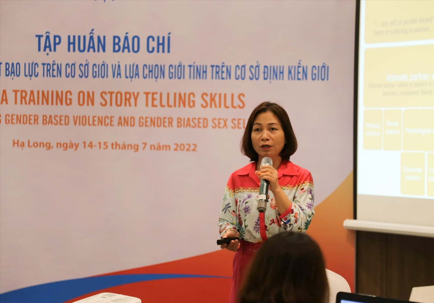 Bà Hà Thị Quỳnh Anh, Chuyên gia về giới và nhân quyền - Quỹ Dân số Liên hợp quốc (UNFPA) phát biểu tại buổi Tập huấn. Bà Hà Thị Quỳnh Anh, Chuyên gia về giới và nhân quyền - Quỹ Dân số Liên hợp quốc (UNFPA) phát biểu tại buổi Tập huấn.
