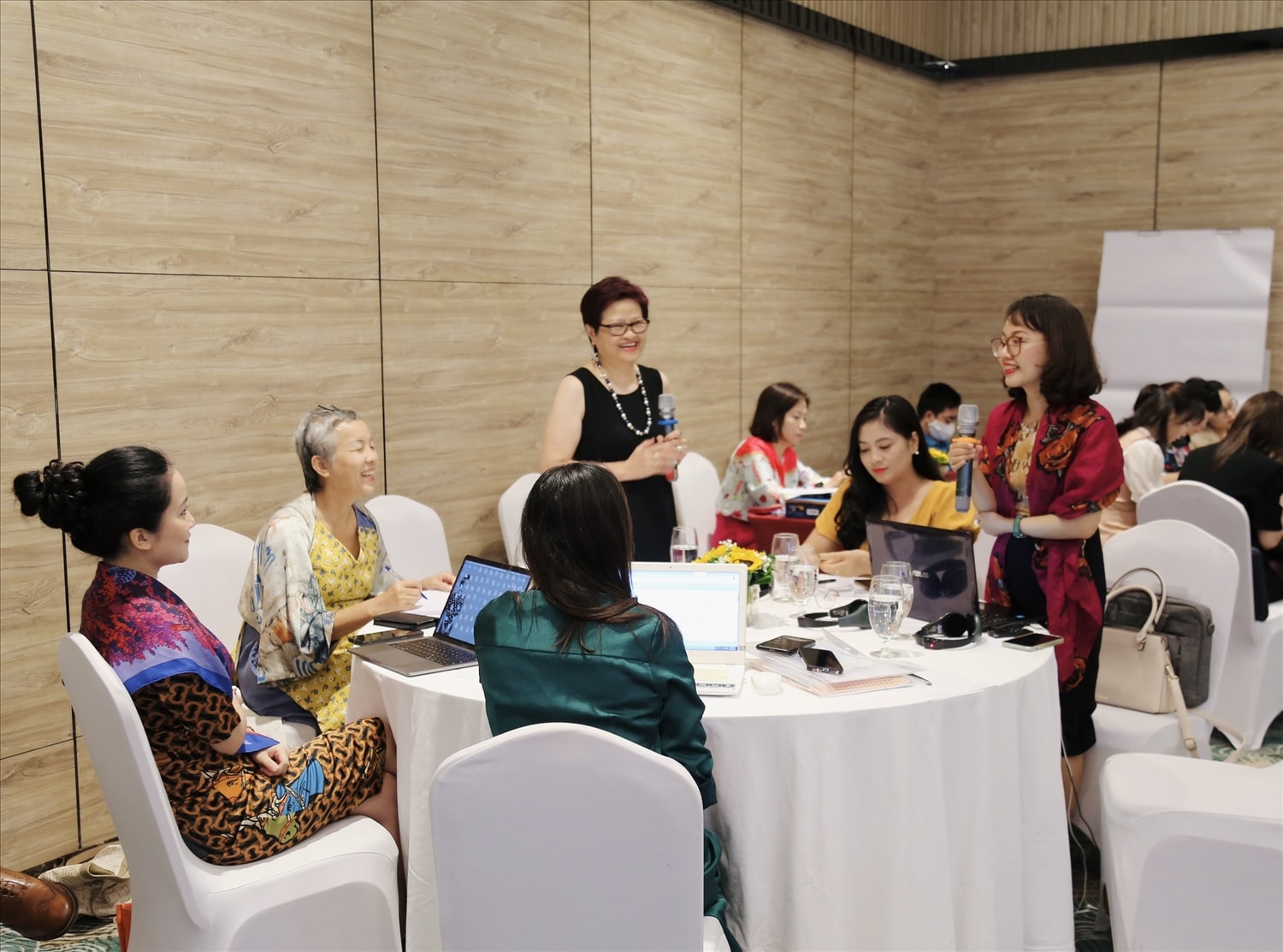 Các chuyên gia và đại diện các cơ quan thông tấn trao đổi tại Tập huấn. Các chuyên gia và đại diện các cơ quan thông tấn trao đổi tại Tập huấn.