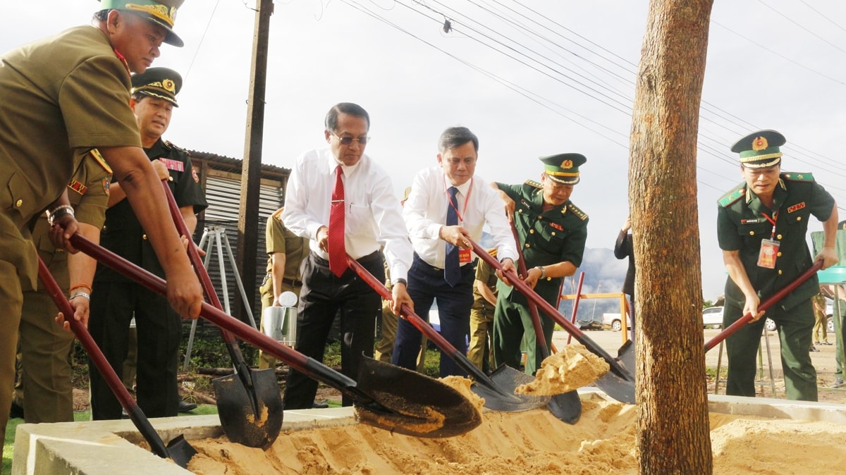 Lãnh Đạo hai bên trồng cây lưu niệm