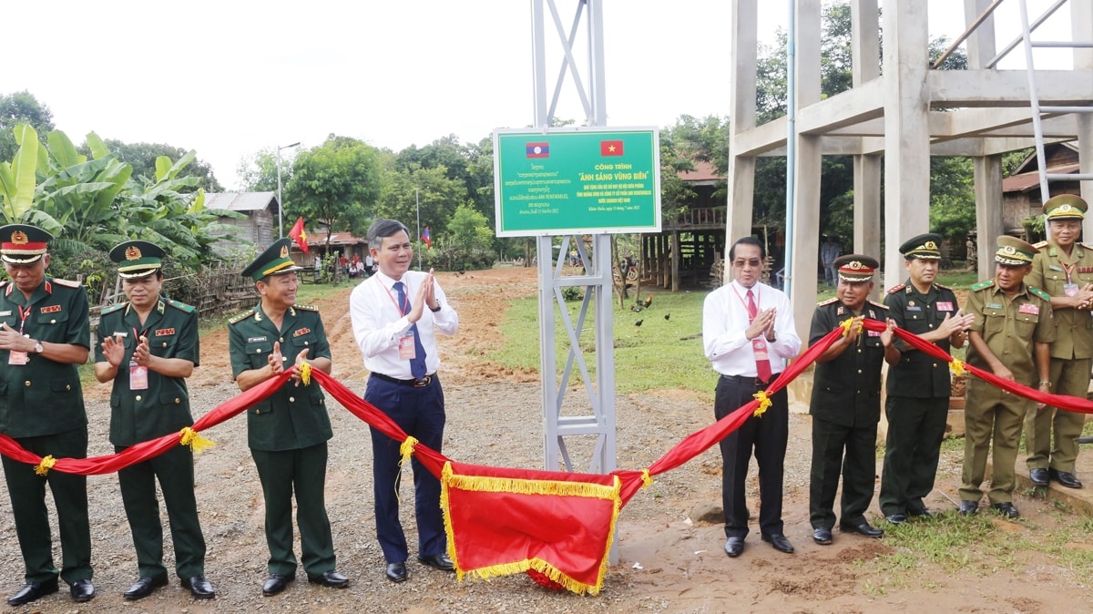 Khánh thành công trình “Ánh sáng vùng biên” do BĐBP tỉnh Quảng Bình tặng Na Chắt, cụm bản Thuồng Khám, huyện Bua-La-Pha (Khăm Muộn, Lào) 