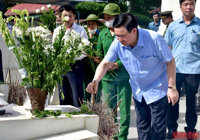 Chủ tịch Quốc hội Vương Đình Huệ dâng hương, dâng hoa tại Ngã ba Đồng Lộc, nơi 10 cô gái thanh niên xung phong Tiểu đội 4 (thuộc Đại đội 2, Tổng đội Thanh niên xung phong 55 tỉnh Hà Tĩnh) đã anh dũng hy sinh. (Ảnh: Đăng Anh)