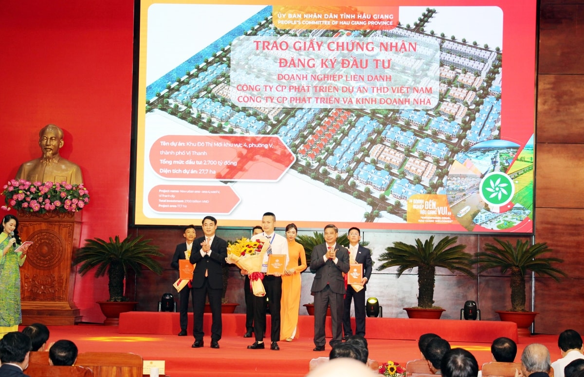 Trao giấy chứng nhận đầu tư dự án cho các doanh nghiệp