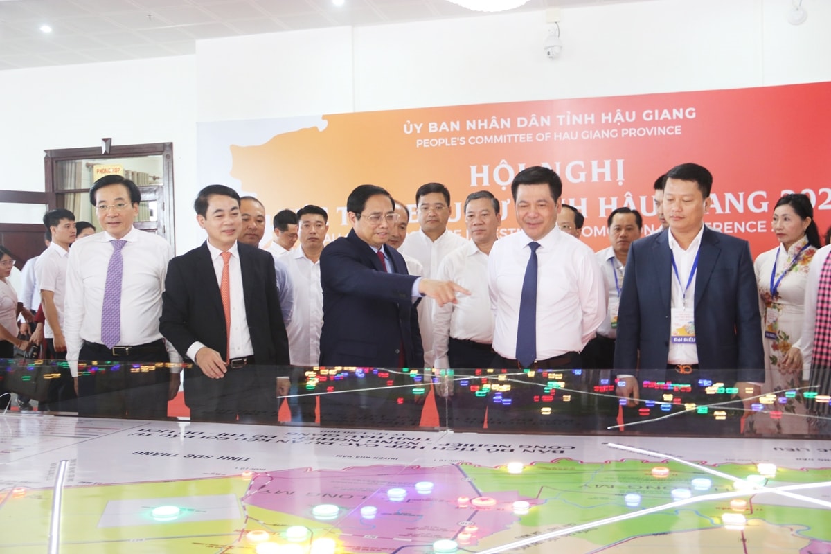 Thủ tướng lưu ý: Hậu Giang cần dành những nơi phát triển dịch vụ, kinh doanh, sản xuất để tạo ra công ăn việc làm, đấy mới là gốc của vấn đề