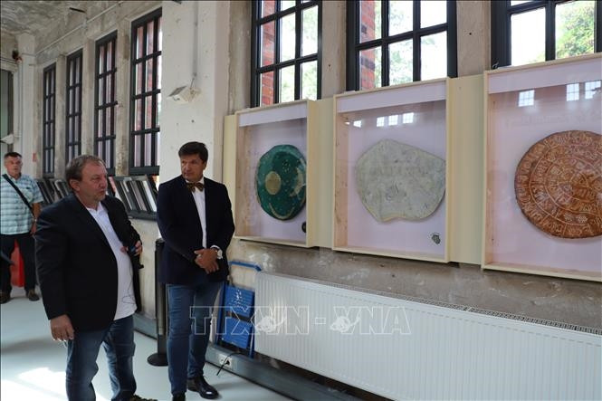 Tiến sĩ Dominique Görlitz và Tiến sĩ Kai Helge Wirth giải thích về 