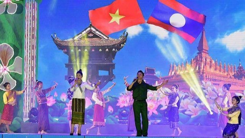 Bài hát “Gửi người câu hát giao duyên” với màn múa phụ họa của tốp múa Sơn La và Luông Pha Băng. Bài hát “Gửi người câu hát giao duyên” với màn múa phụ họa của tốp múa Sơn La và Luông Pha Băng.