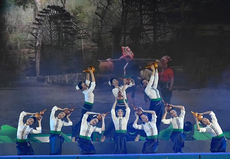 Tiết mục múa “Nậm Tẩu” của đồng bào dân tộc Thái do tốp nữ Sơn La biểu diễn. Tiết mục múa “Nậm Tẩu” của đồng bào dân tộc Thái do tốp nữ Sơn La biểu diễn.