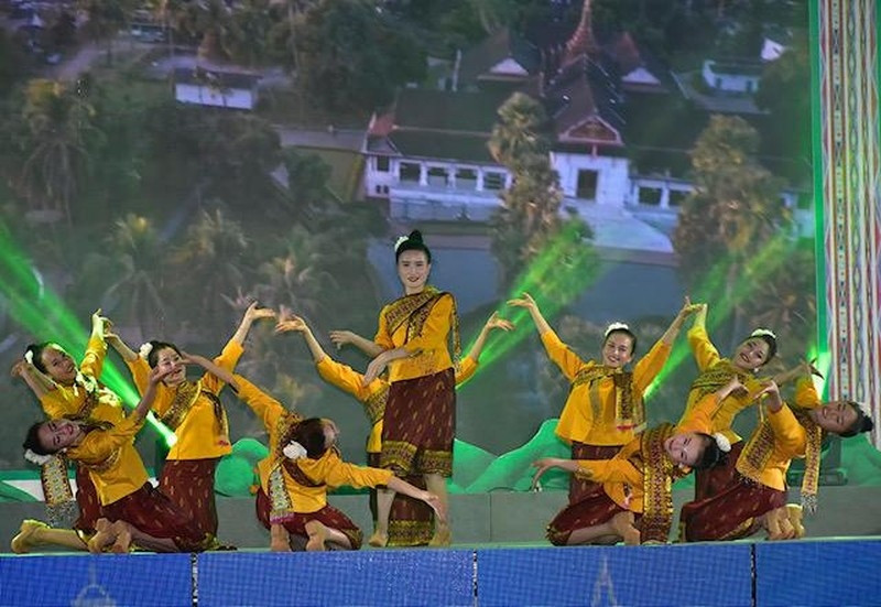 Màn múa “Dưới ánh bình minh ” do tốp múa Sơn La và Luông Pha Băng thể hiện. Màn múa “Dưới ánh bình minh ” do tốp múa Sơn La và Luông Pha Băng thể hiện.