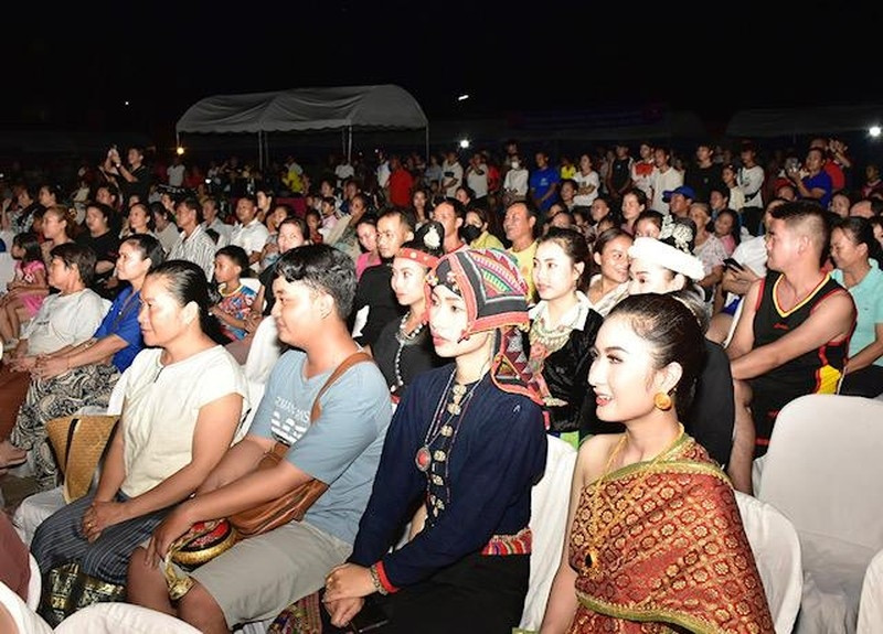 Đông đảo nhân dân thành phố Luông Pha Băng và du khách tới dự đêm khai mạc. Đông đảo nhân dân thành phố Luông Pha Băng và du khách tới dự đêm khai mạc.