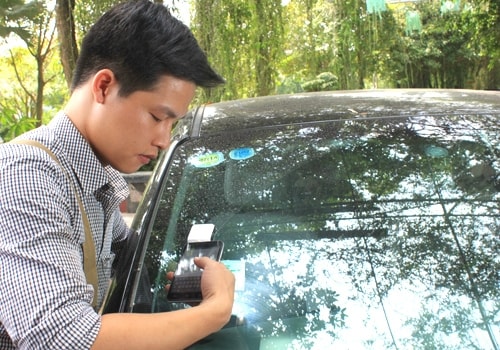 Hướng dẫn dán thẻ thu phí không dừng miễn phí. Ảnh minh họa