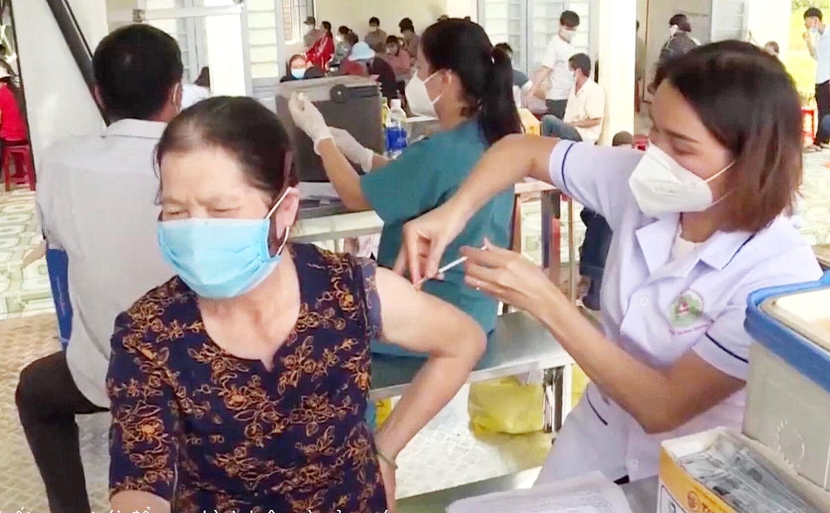 Nhân viên y tế cơ sở luôn có mặt tại các điểm nóng dịch bệnh Nhân viên y tế cơ sở luôn có mặt tại các điểm nóng dịch bệnh