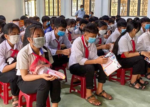 Các em học sinh Trường THCS Thanh An tham dự buổi sinh hoạt chuyên đề sức khỏe sinh sản vị thành niên, phòng chống tảo hôn và hôn nhân cận huyết thống