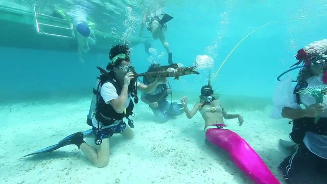 Các nhạc công-thợ lặn và nàng tiên cá chơi các nhạc cụ kỳ lạ dưới nước Các nhạc công-thợ lặn và nàng tiên cá chơi các nhạc cụ kỳ lạ dưới nước