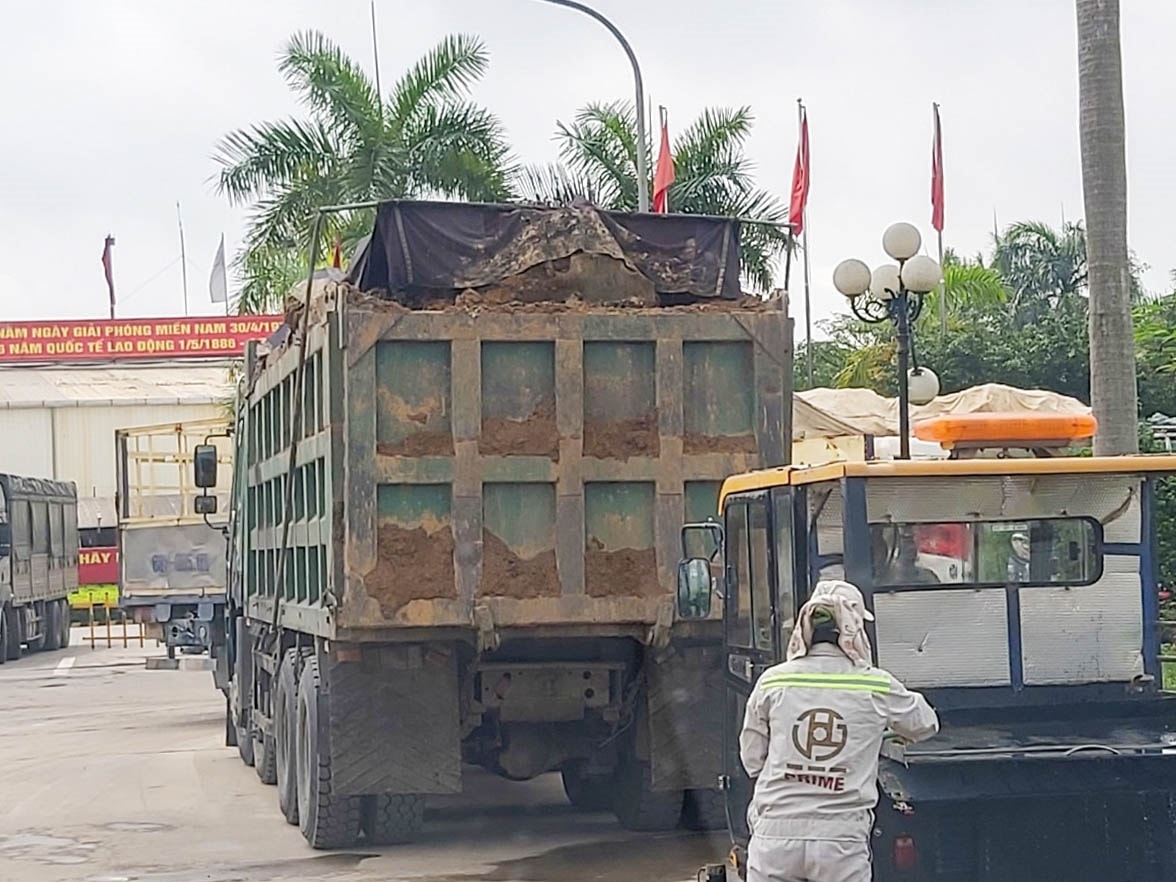 Những xe đất được vận chuyển về nhà máy gạch Prime Phổ Yên để tiêu thụ Những xe đất được vận chuyển về nhà máy gạch Prime Phổ Yên để tiêu thụ