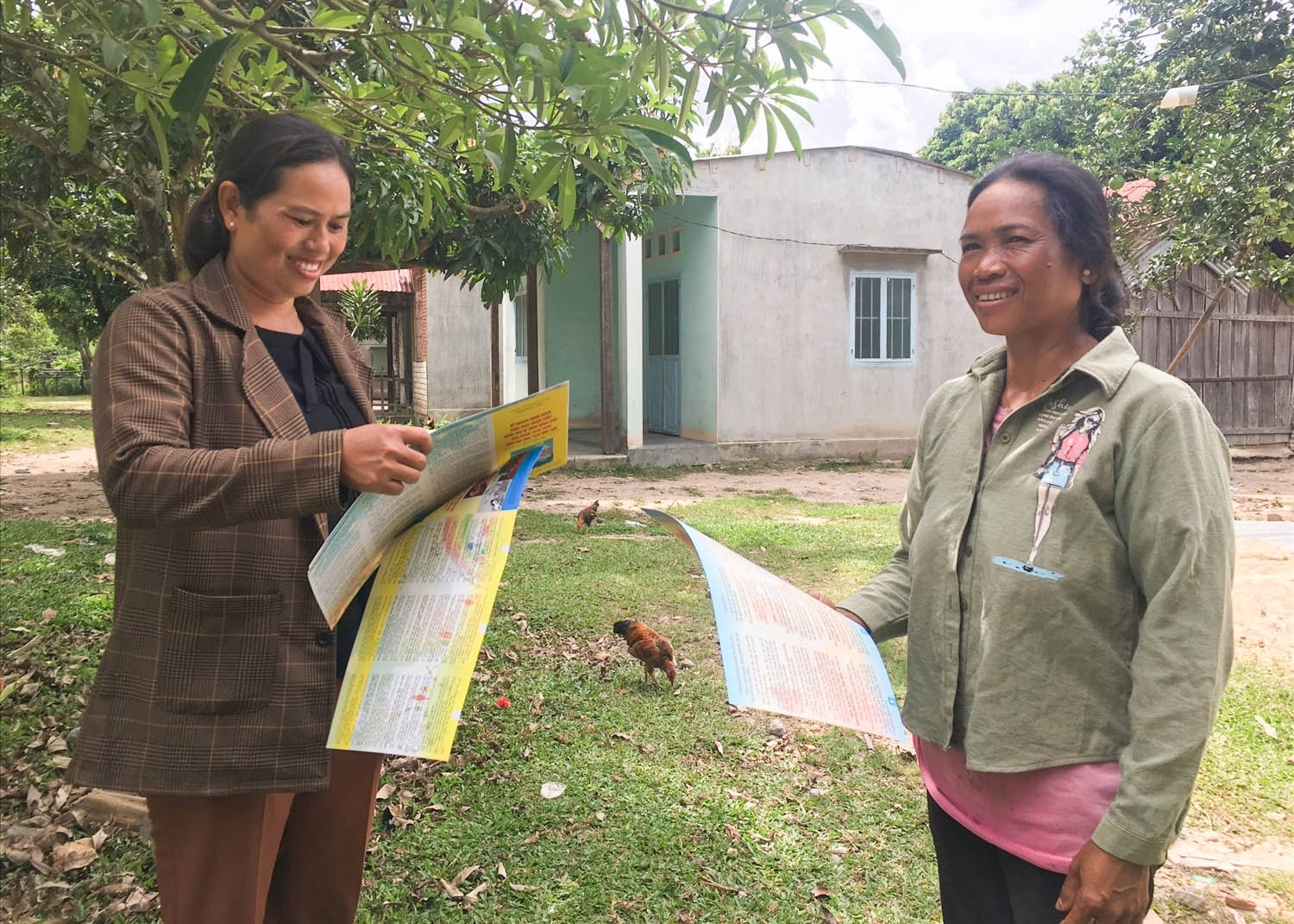 Chị Y Huệ luôn tiên phong trong công tác phòng chống, giảm thiểu tảo hôn và hôn nhân cận huyết thống (Trong ảnh: Chị Y Huệ (bên trái) đến từng hộ dân để tuyên truyền)