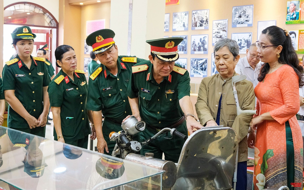 Các đại biểu xúc động từng câu chuyện qua lời kể của thương binh Lê Hồng Quân