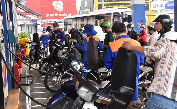 Người dân và doanh nghiệp phấn khởi khi xăng dầu giảm giá Người dân và doanh nghiệp phấn khởi khi xăng dầu giảm giá