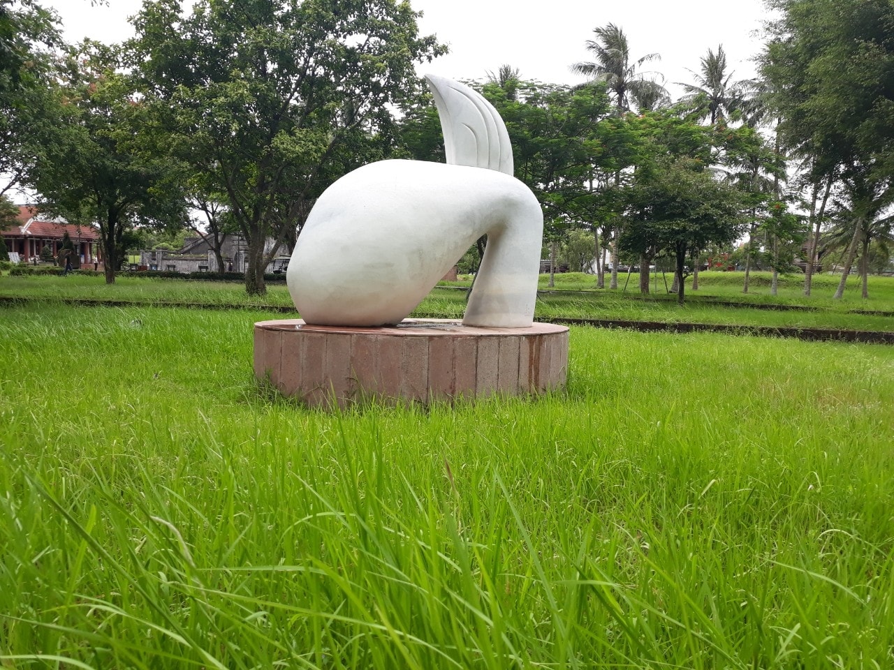 Những bức phù điêu “hồi sinh” giữa thảm cỏ mướt xanh của cổ thành