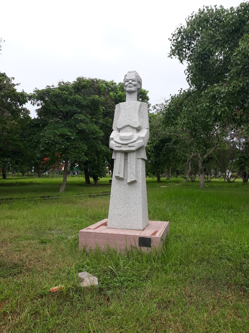 Bức tượng “vẫn đợi anh về”