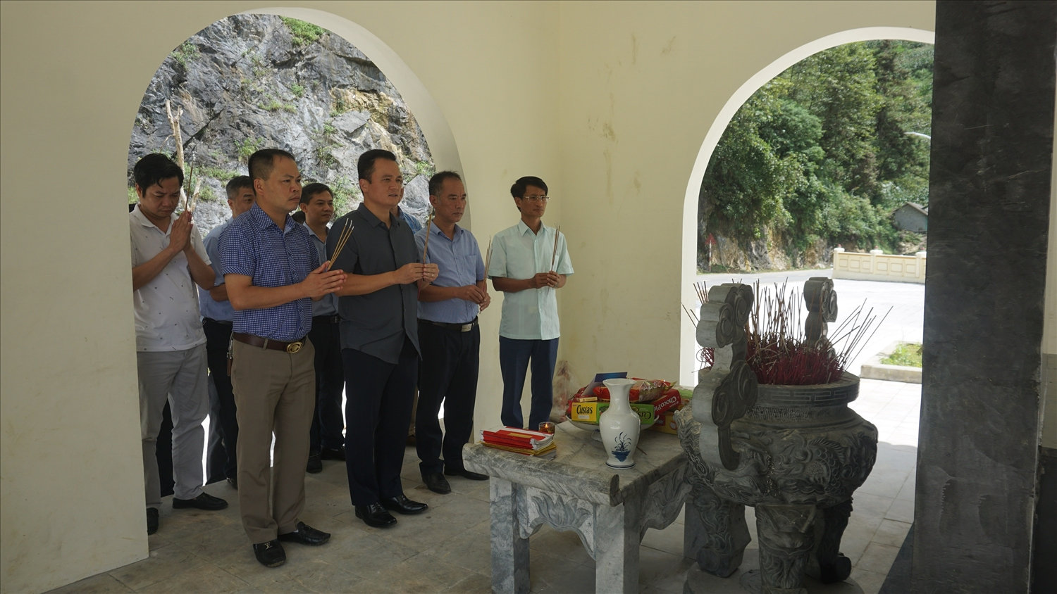 Bí thư Huyện ủy Giàng Quốc Hưng (áo sẫm màu) và lãnh đạo Mường Khương thắp hương tại nhà bia tưởng niệm 49 cán bộ, chiến sỹ đã hi sinh trong cuộc tiễu phỉ chống Pháp năm 1950