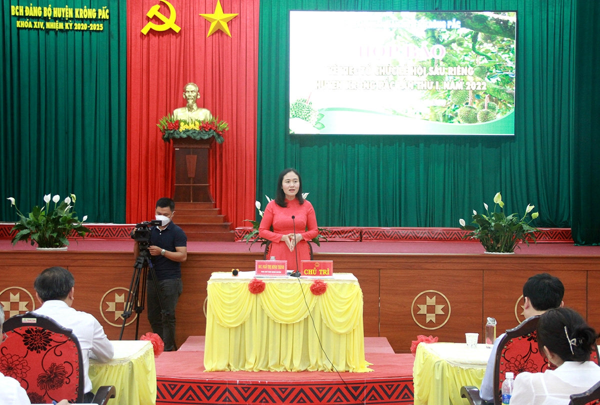 Bà Ngô Thị Minh Trinh, Phó Chủ tịch UBND huyện Krông Pắc chia sẻ thông tại lễ hội sầu riêng tại Họp báo Bà Ngô Thị Minh Trinh, Phó Chủ tịch UBND huyện Krông Pắc chia sẻ thông tại lễ hội sầu riêng tại Họp báo