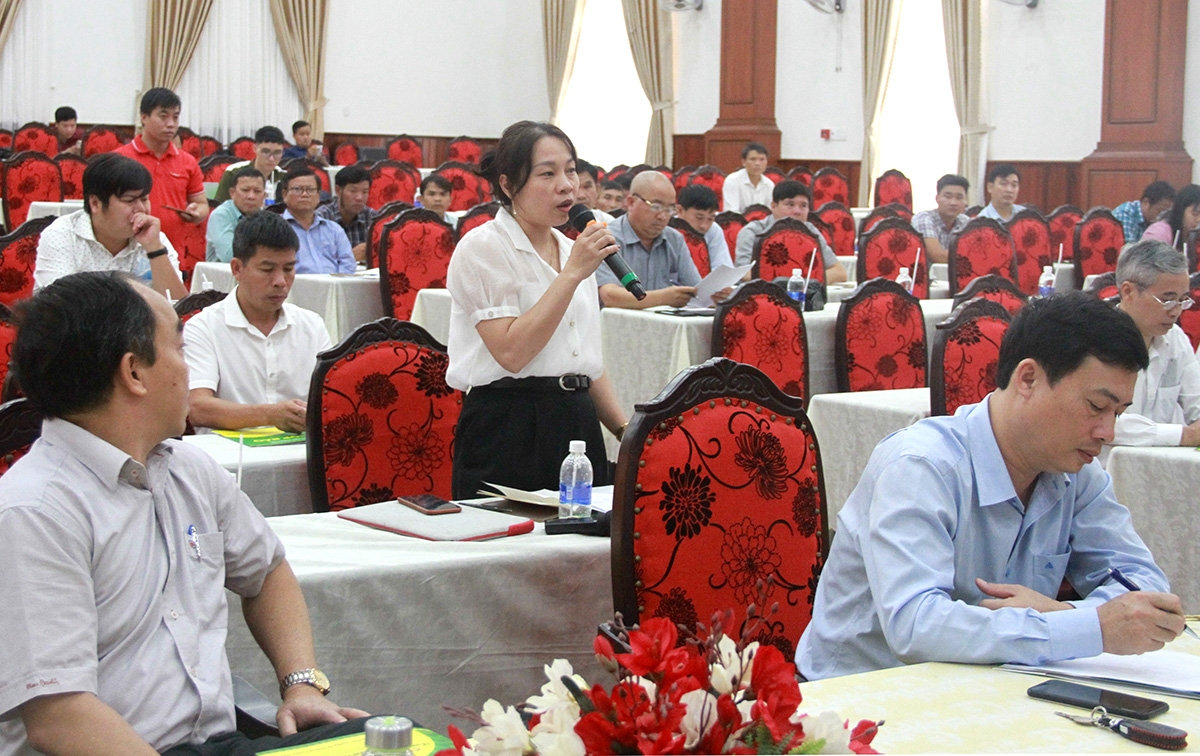 Phóng viên đặt câu hỏi tại buổi Họp báo Phóng viên đặt câu hỏi tại buổi Họp báo