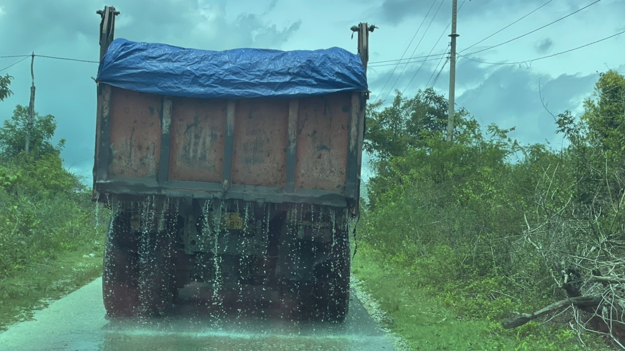 Xe chở cát ì ạch lưu thông “bằm nát” đường có giới hạn tải trọng nhưng không bị cơ quan chức năng nào phát hiện, xử lý