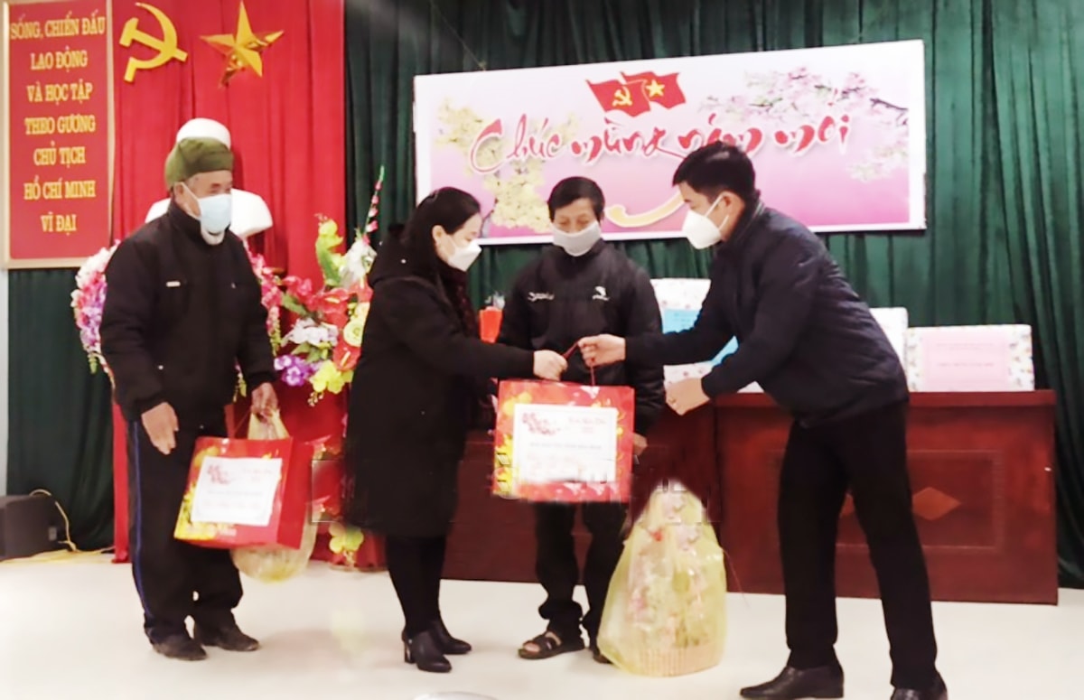 Bà Đinh Thị Thảo, Trưởng Ban Dân tộc tỉnh Hoà Bình tặng quà cho Người có uy tín, đối tượng chính sách ở xã Pà Cò, huyện Mai Châu Bà Đinh Thị Thảo, Trưởng Ban Dân tộc tỉnh Hoà Bình tặng quà cho Người có uy tín, đối tượng chính sách ở xã Pà Cò, huyện Mai Châu