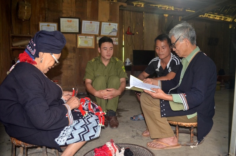 Ông Bàn Văn Thân (bìa phải) là một trong những Người có uy tín tiêu biểu ở xã Vầy Nưa, huyện Đà Bắc Ông Bàn Văn Thân (bìa phải) là một trong những Người có uy tín tiêu biểu ở xã Vầy Nưa, huyện Đà Bắc