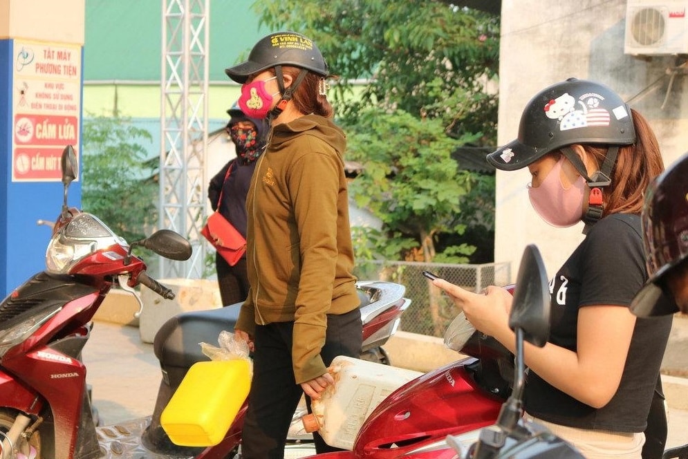 Thiếu điểm kinh doanh xăng dầu nên người dân miền núi thường mua dự trứ xăng dầu, tiềm ẩn nhiều nguy cơ cháy nổ. (Ảnh minh họa) Thiếu điểm kinh doanh xăng dầu nên người dân miền núi thường mua dự trứ xăng dầu, tiềm ẩn nhiều nguy cơ cháy nổ. (Ảnh minh họa)