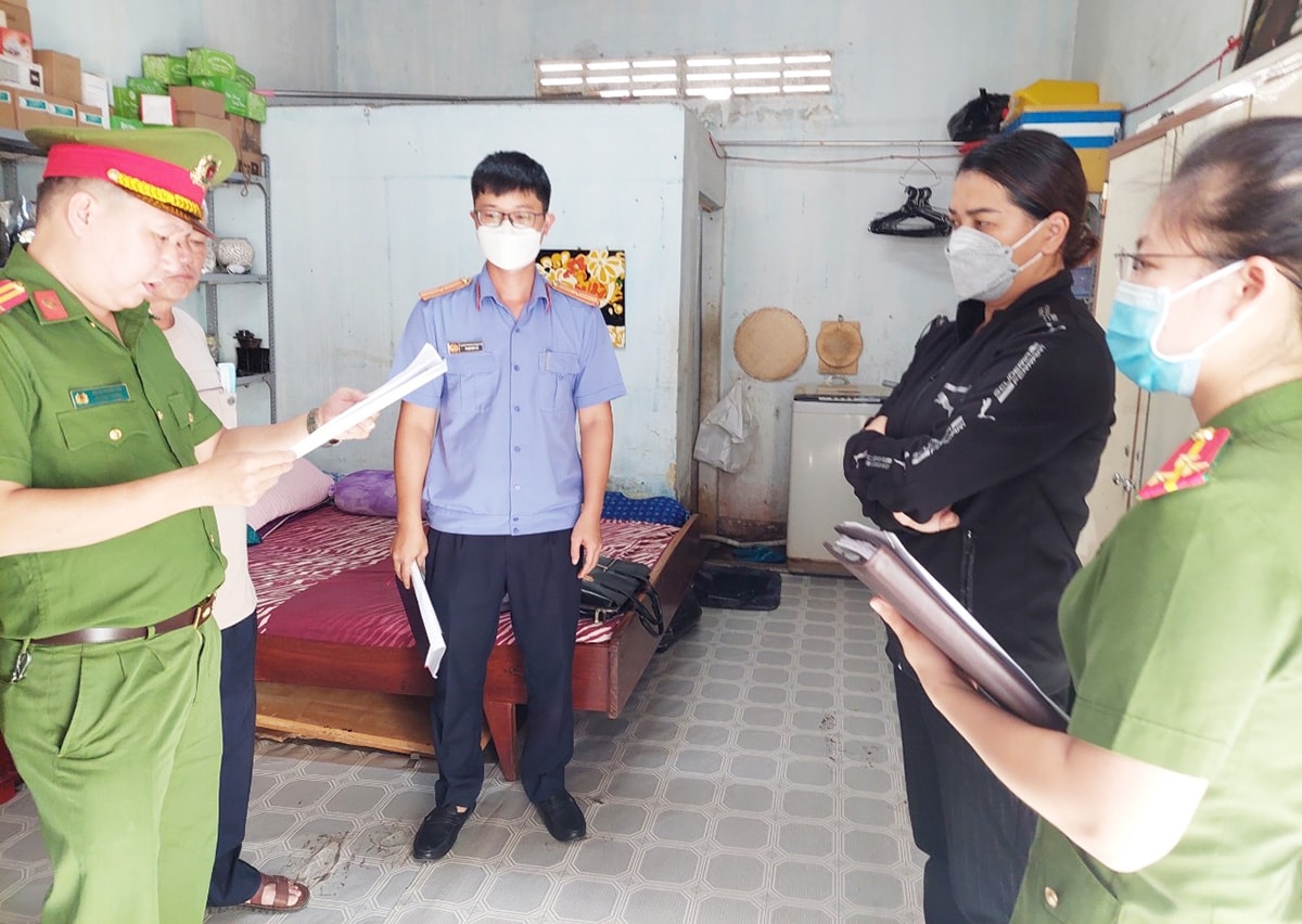 Cơ quan chức năng thực hiện quyết định khởi tố, bắt tạm gia đối với Niê Thanh Phương (áo đen). (Ảnh VKS)