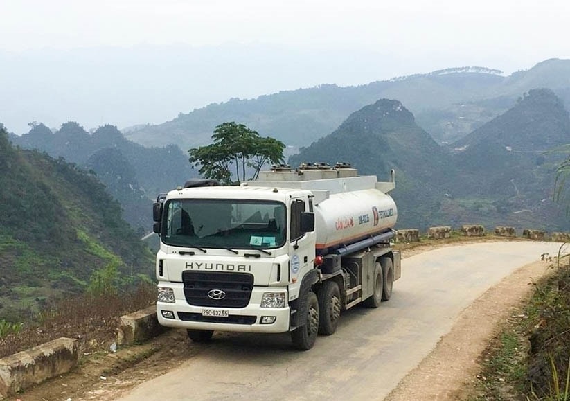 Chi phí vận chuyển và tỷ lệ hao tổn cao khiến việc phân phối xăng dầu lên miền núi, vùng cao gặp nhiều khó khăn Chi phí vận chuyển và tỷ lệ hao tổn cao khiến việc phân phối xăng dầu lên miền núi, vùng cao gặp nhiều khó khăn