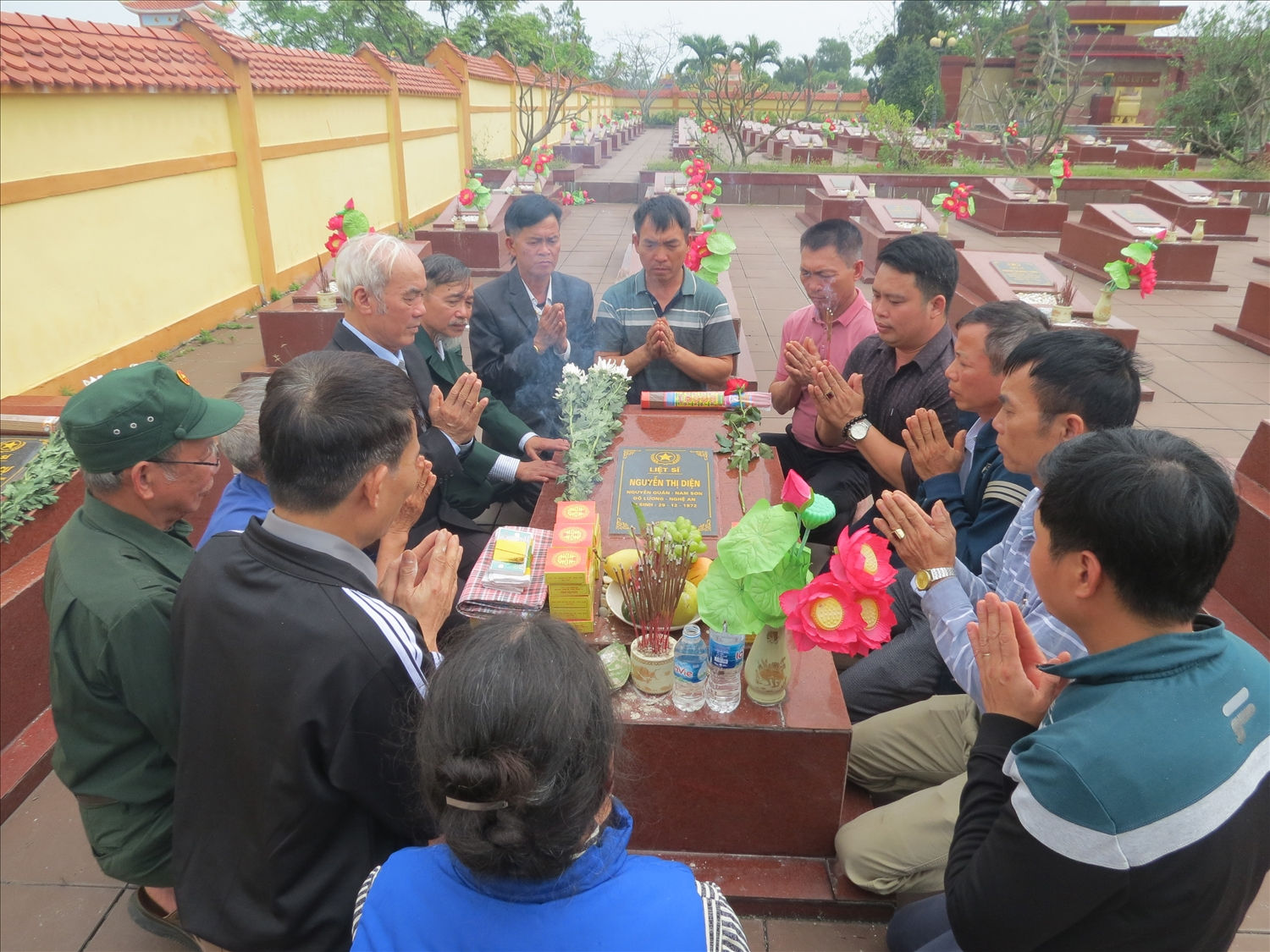 Xin phép liệt sỹ Nguyễn Thị Diện, để “rước dâu” về với nhà trai (ảnh do gia đình cung cấp)