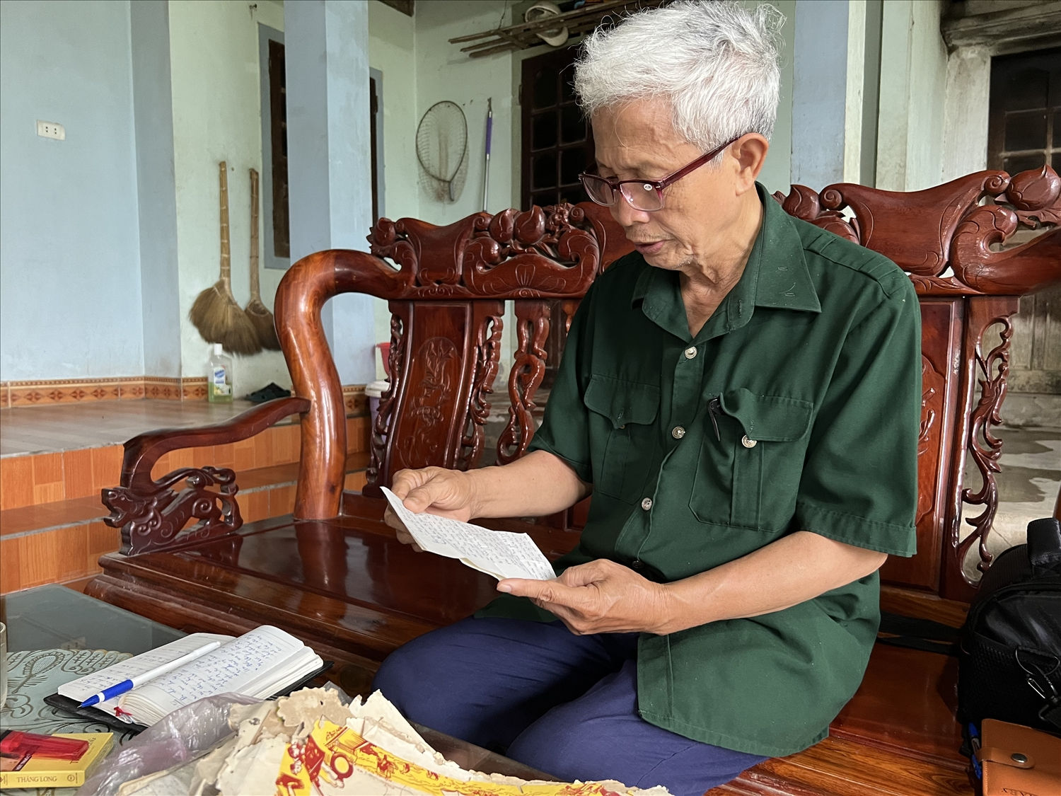 Ông Nguyễn Hữu Tường, em trai liệt sỹ Nguyễn Thị Diện đọc lại di thư của chị 