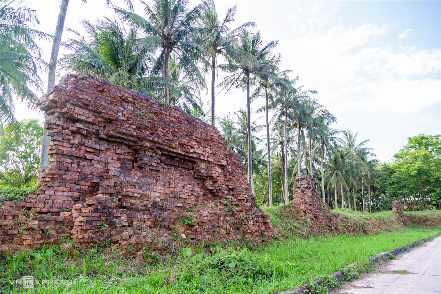Dường như ở cổ thành, mỗi cành cây, ngọn cỏ, bức tường đều thấm đẫm máu đào liệt sĩ mà trở nên linh thiêng