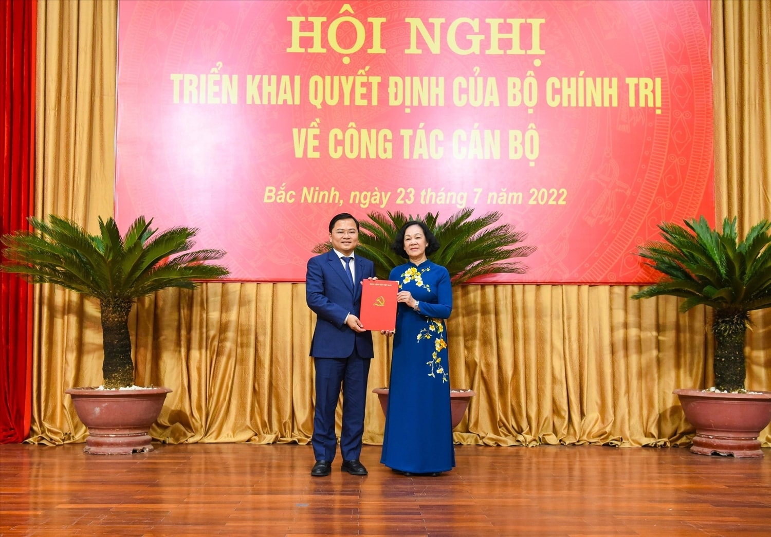 Ủy viên Bộ Chính trị, Bí thư Trung ương Đảng, Trưởng Ban Tổ chức Trung ương Trương Thị Mai trao Quyết định cho tân Bí thư Tỉnh ủy Bắc Ninh Nguyễn Anh Tuấn.