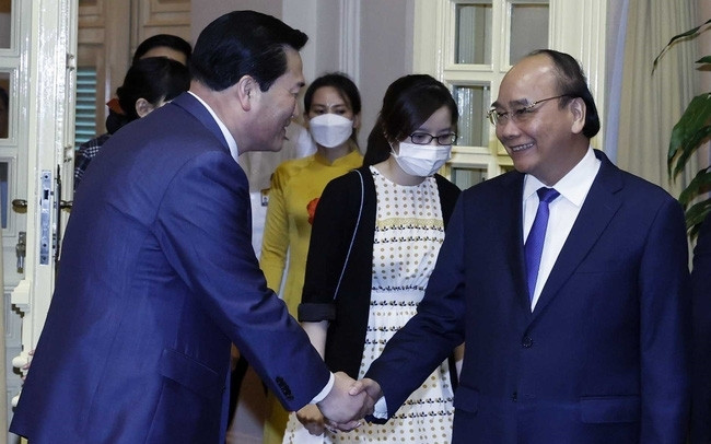 Chủ tịch nước Nguyễn Xuân Phúc và ông Kim Kill Soo, Chủ tịch Hiệp hội giao lưu kinh tế - văn hoá Hàn Quốc-Việt Nam. (Ảnh: TTXVN) Chủ tịch nước Nguyễn Xuân Phúc và ông Kim Kill Soo, Chủ tịch Hiệp hội giao lưu kinh tế - văn hoá Hàn Quốc-Việt Nam. (Ảnh: TTXVN)