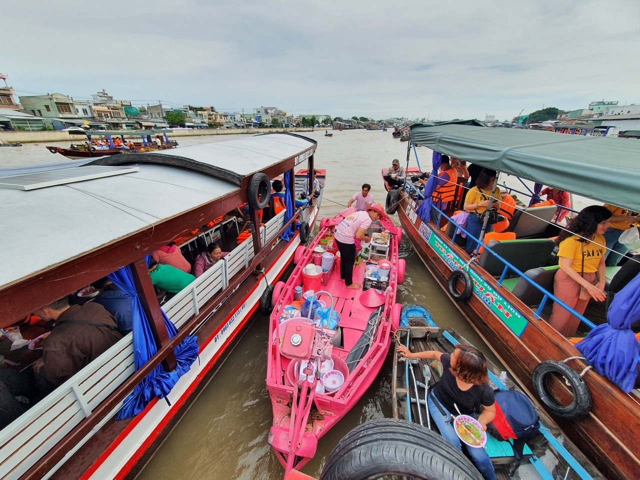 Mô hình chiếc ghe hồng thành công thu hút nhiều du khách Mô hình chiếc ghe hồng thành công thu hút nhiều du khách