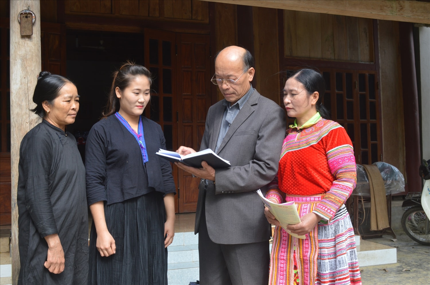 Các thành viên Tổ hòa giải thôn Đồng Cướm, xã Trung Sơn (Yên Sơn) tuyên truyền pháp luật cho bà con Các thành viên Tổ hòa giải thôn Đồng Cướm, xã Trung Sơn (Yên Sơn) tuyên truyền pháp luật cho bà con