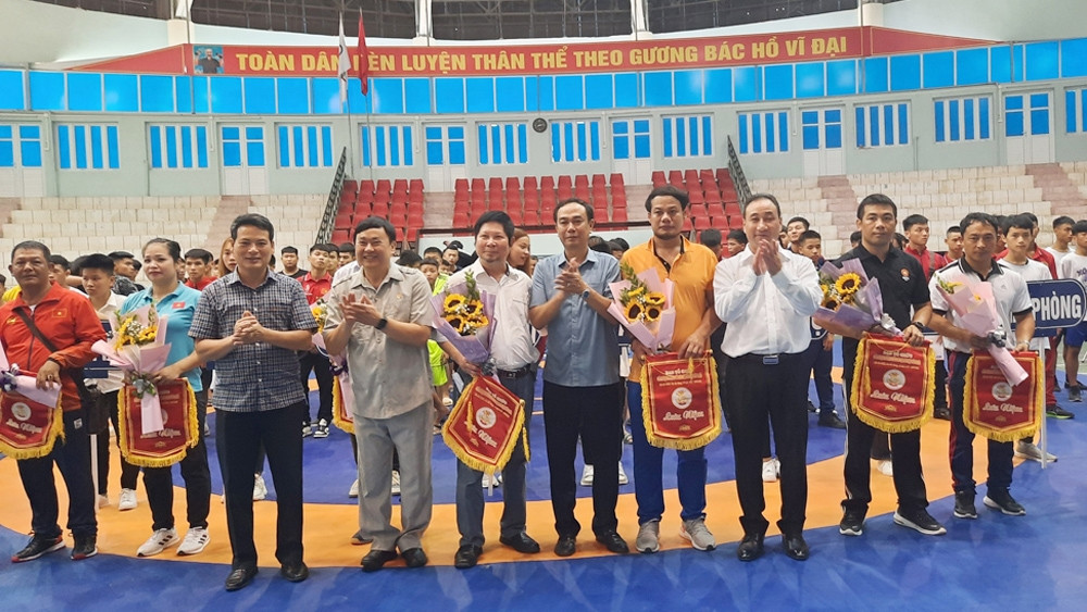 Ban Tổ chức trao cờ lưu niệm và tặng hoa cho các đoàn tham dự giải