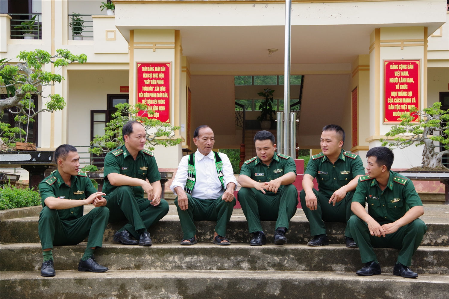 Ông Hạng Dụ Chúng thông tin với các cán bộ biên phòng về tình hình mốc giới tại khu vực bản quản lý
