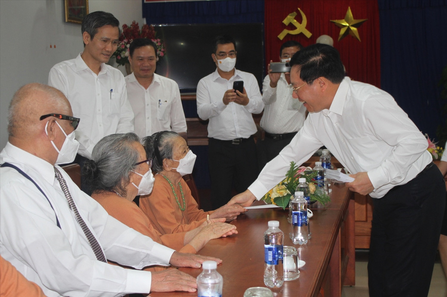 Đồng chí Phạm Bình Minh, Ủy viên Bộ Chính trị, Phó Thủ tướng Thường trực Chính phủ thăm, động viên và tặng quà tri ân người có công tại Trung tâm Phụng dưỡng người có công với cách mạng thành phố Đà Nẵng - Ảnh: VGP/Thế Phong