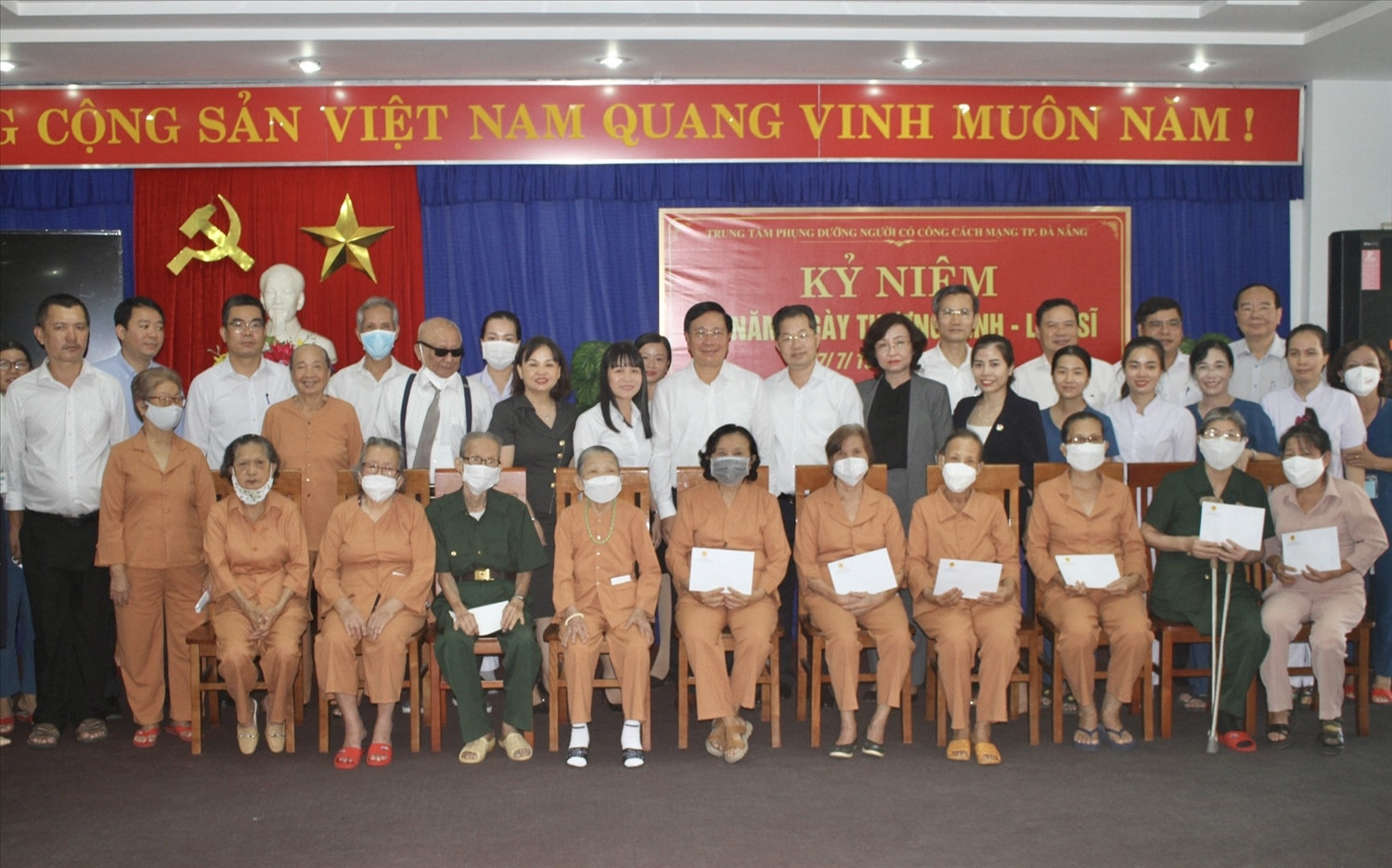 Phó Thủ tướng Thường trực Chính phủ Phạm Bình Minh cùng những người đang được phụng dưỡng tại Trung tâm Phụng dưỡng người có công các mạng thành phố Đà Nẵng - Ảnh: VGP/Thế Phong