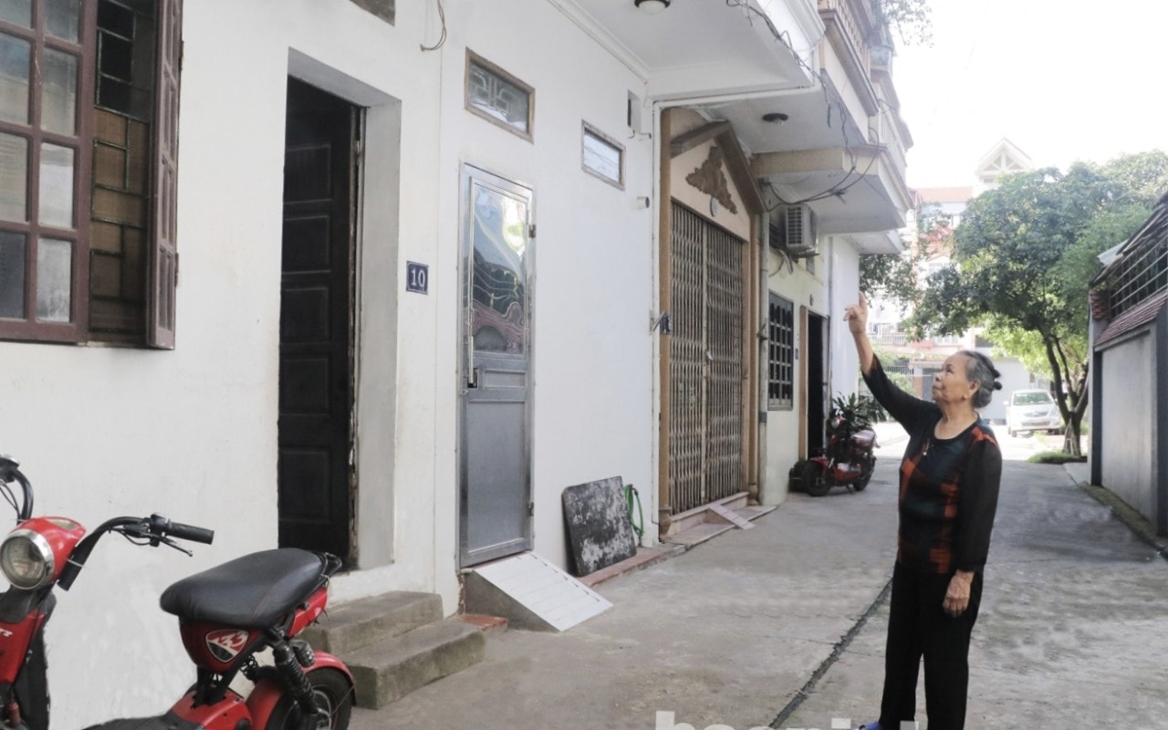 Bà Nguyễn Thị Bí bên căn nhà của mình vừa được Nhà nước hỗ trợ kinh phí sửa chữa 