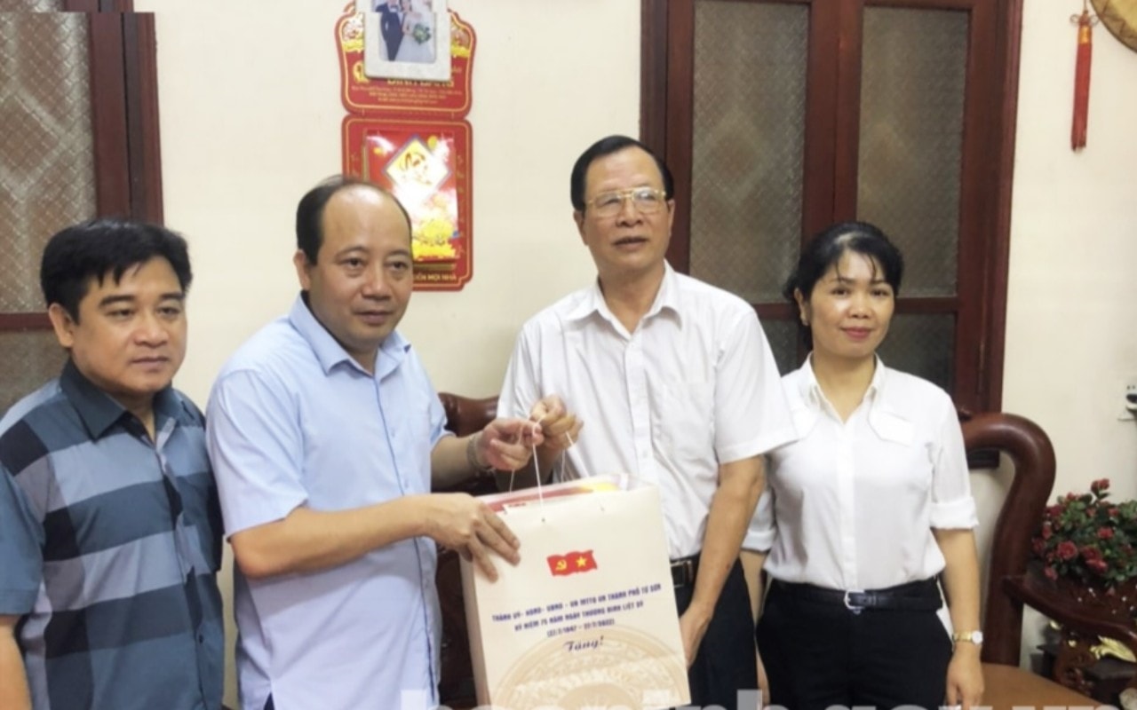 Lãnh đạo thành phố Từ Sơn và phường Đình Bảng tặng quà cho thương binh Hoàng Ngọc Bính, khu phố Xuân Đài 