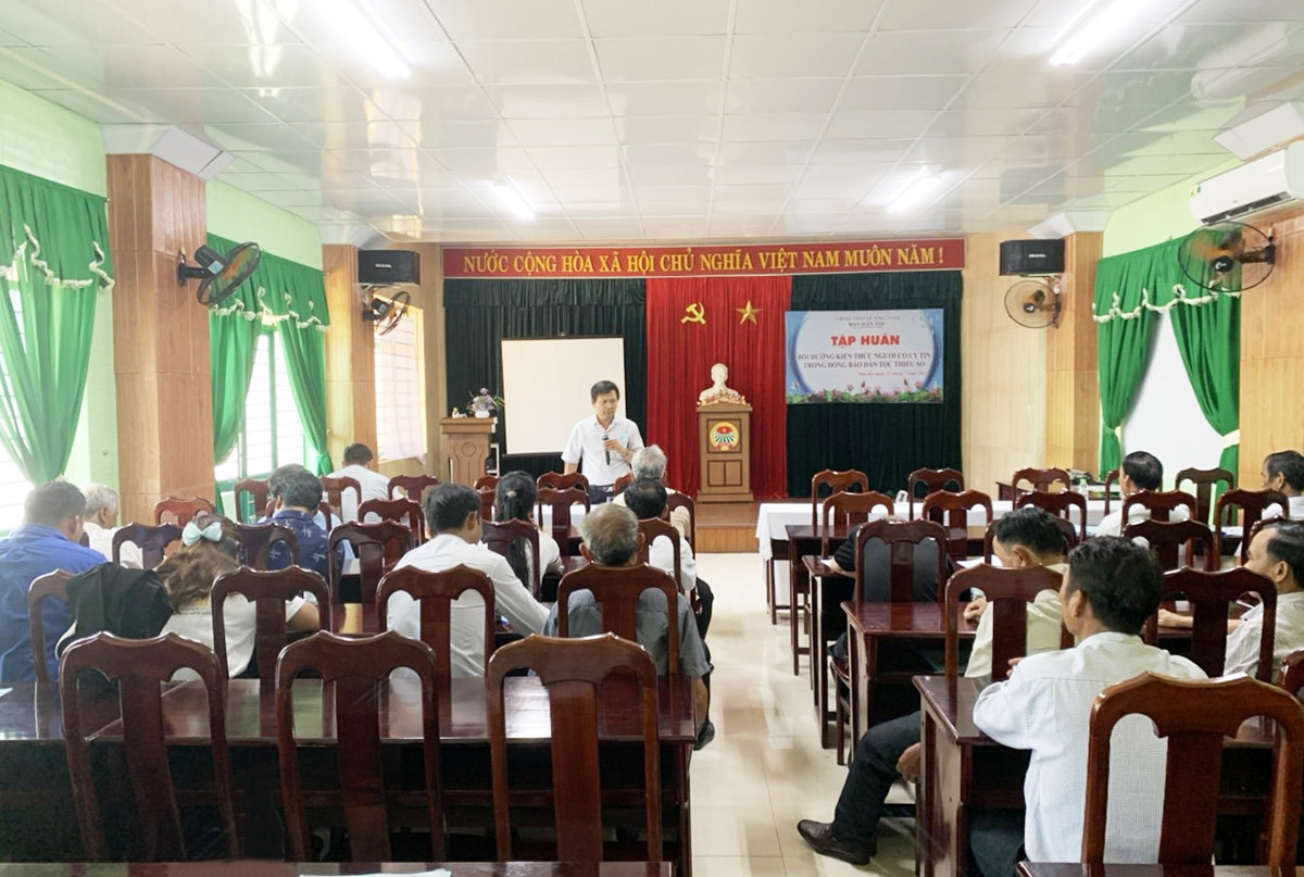 Ông Đặng Tấn Giản, Phó Trưởng Ban Dân tộc tỉnh Quảng Nam báo cáo Chuyên đề tại Hội nghị Ông Đặng Tấn Giản, Phó Trưởng Ban Dân tộc tỉnh Quảng Nam báo cáo Chuyên đề tại Hội nghị