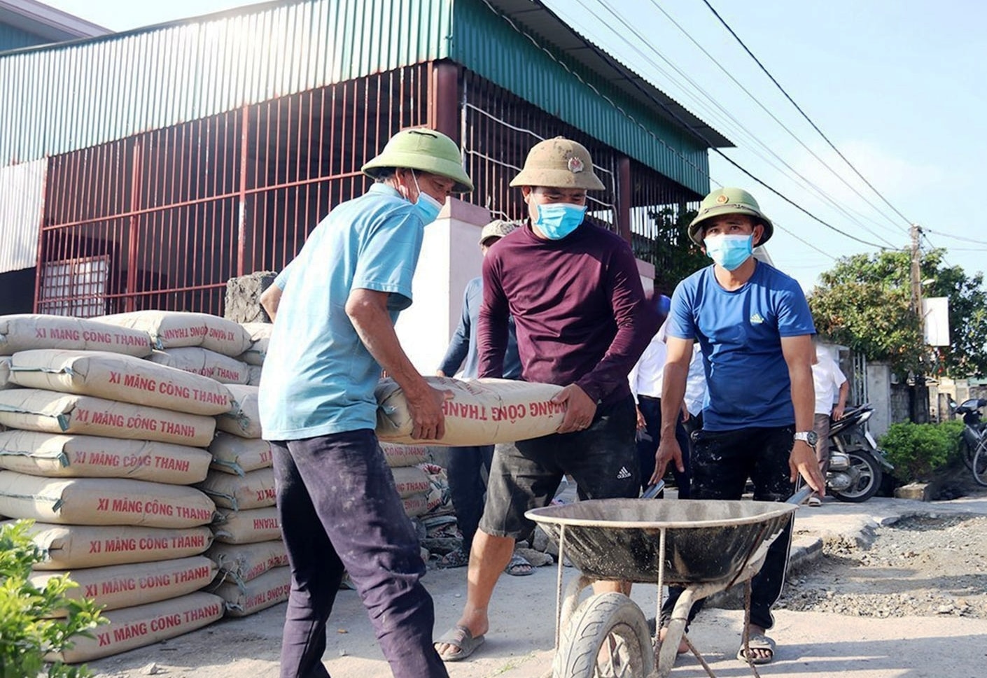 Người dân xã Kỳ Hà thi đua xây dựng đường giao thông để nâng cao các tiêu chí NTM Người dân xã Kỳ Hà thi đua xây dựng đường giao thông để nâng cao các tiêu chí NTM