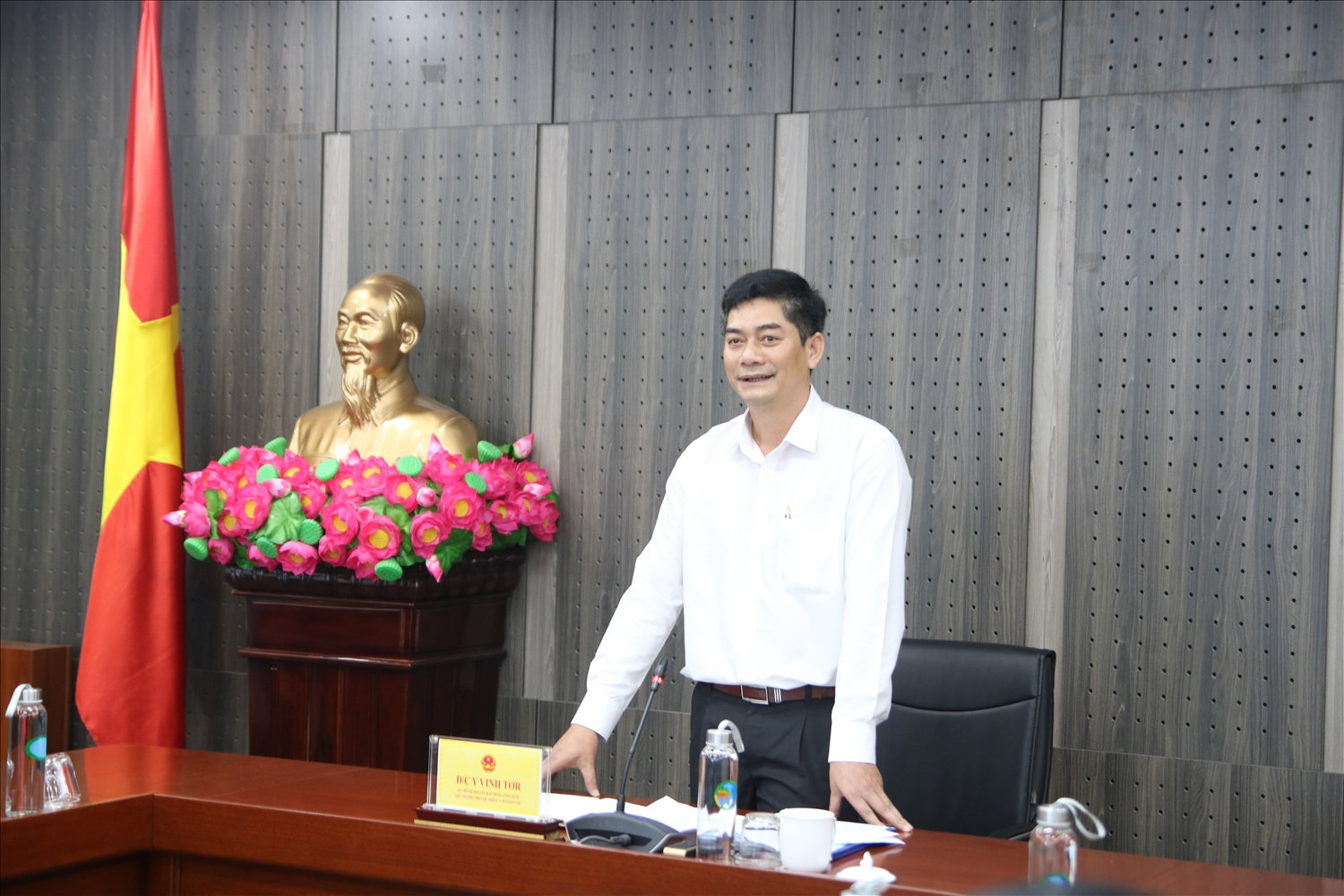 Thứ trưởng, Phó Chủ nhiệm Y Vinh Tơr chủ trì phiên họp với Vụ Dân tộc thiểu số 